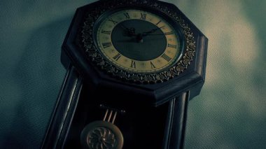 Ağaç Gölgeleri Üzerinde Yürüyen Eski Saat