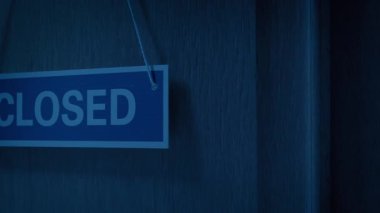 Karanlıktaki Kapalı İşaret