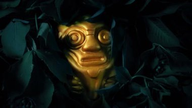 Karanlık Ormandaki Altın İnsan figürü