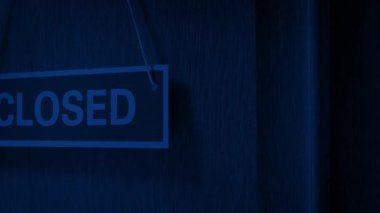 Gece Kapıda Kapalı İşaret