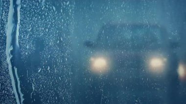 Yağmurlu bir akşamda Arabalar Pencerenin önünden geçer