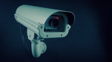 Kapalı devre kamera geçiliyor. Parlayan ışıkla kayıt yapılıyor.