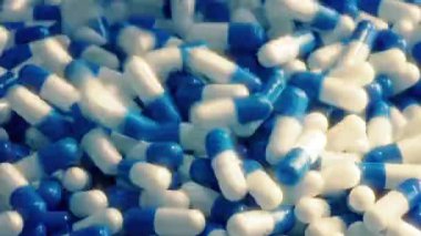 İlaç Kapsülleri Yığın İlaç Ürünlerine Dökülüyor