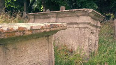 Mezarlıktaki Eski Mahzenler