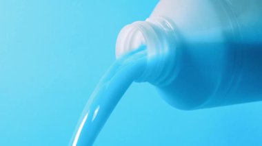 Mavi Sıvı Şişe 3 Sürümünü Döker