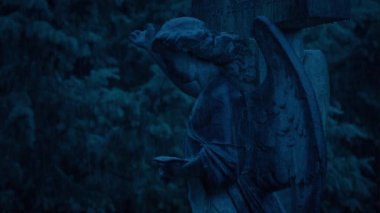 Gece Yağmurda Mezar Taşı Heykeli