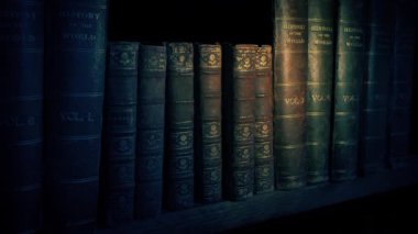 Kütüphanedeki Eski Kitapları Fener Işığı Açtı