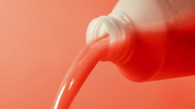 Kırmızı Sıvı Şişe 3 Sürümünü Döker