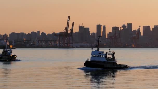 Barcos pasan cerca de la ciudad al amanecer — Vídeos de Stock