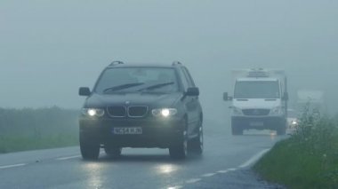 Otomobil, kamyonet ve kamyon geçişinde kalın sis