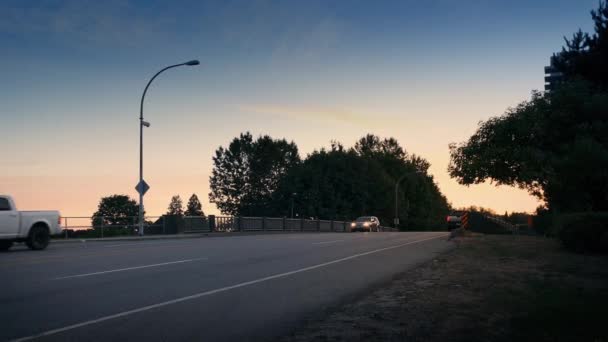 Carros e ônibus na estrada ao nascer do sol — Vídeo de Stock