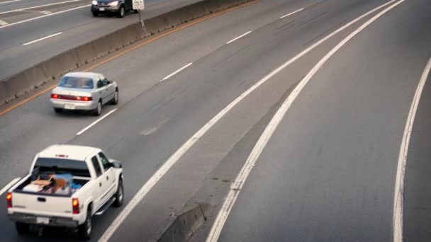 Autos und Lastwagen auf der Autobahn — Stockvideo