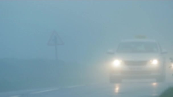 Coches, furgonetas y camiones pasan en la niebla pesada — Vídeo de stock