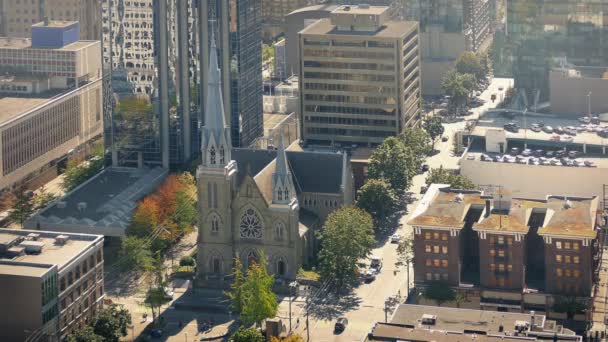 Iglesia en el centro de la ciudad en el sol — Vídeos de Stock