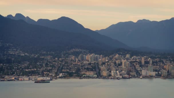 Città per baia e montagne al tramonto — Video Stock