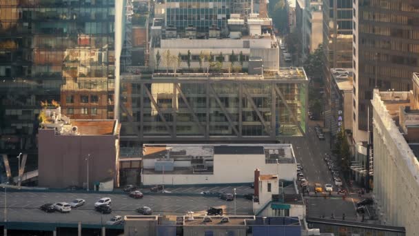 Cityscape met enorme glas gebouwen en mensen kruising Road — Stockvideo