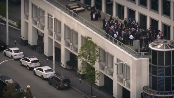 Menigte van mensen uit het bedrijfsleven op balkon van kantoorgebouw — Stockvideo