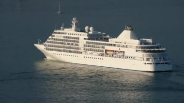 Sakin denizde akşam taşıma gemisi