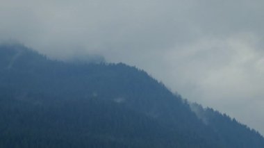 Dramatik Dumanlı dağlar