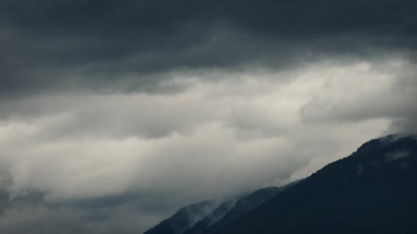 Ogromne chmury ruchu nad górami — Wideo stockowe