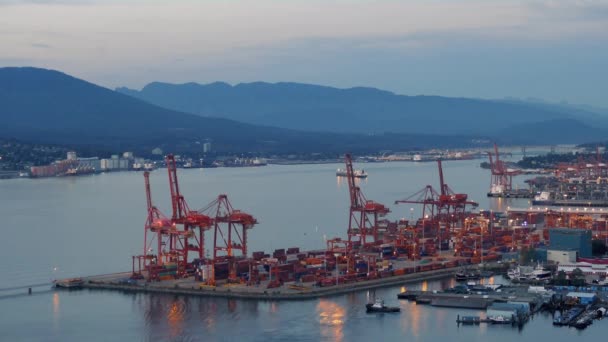 Porto comercial grande do transporte na noite — Vídeo de Stock