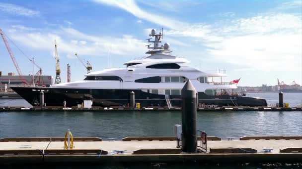 Yacht privato di lusso attraccato in Sunny Habor — Video Stock