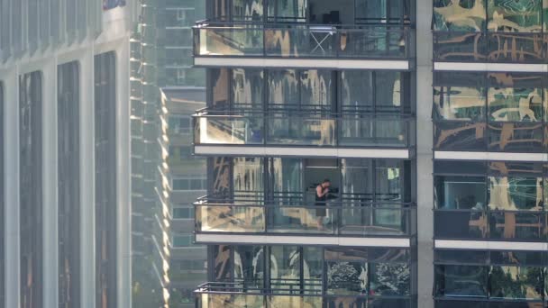 Homme sur le balcon de la ville Appartement — Video