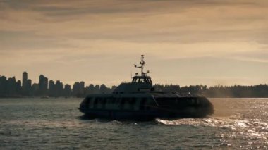 Sabah şehre geçen yolcu gemi