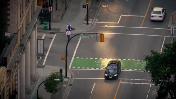 Mensen en auto's Crossing snijpunt Timelapse — Stockvideo