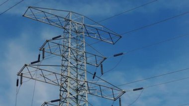 Bulutlar hareket ile güç hatları