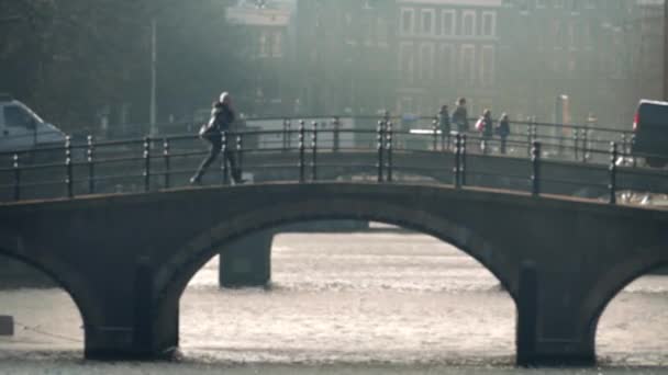 La gente camina y camina sobre el puente Bokeh — Vídeo de stock