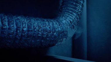 Havalandırma borusu karanlıkta sızdırmaya başlar.