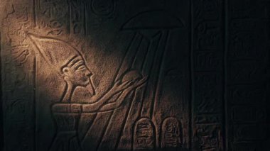 Meşale Mısır Kralı ve UFO 'ların Sanat Eserlerini Yakıyor