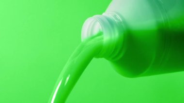 Yeşil Sıvı Şişe 3 Sürümünü Döker