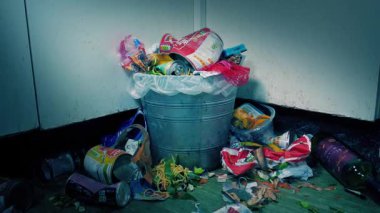 Çöp tenekelerini dağınık çöp kutusuna atmak