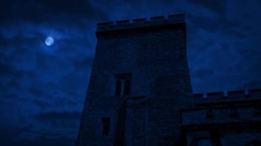 Ayın üstünde Karanlık Kale Kulesi