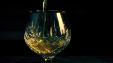 Bir bardak viski doldurulur ve alınır.