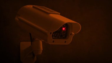 CCTV kamerası sokak lambasında suçlu tarafından boyanmış.