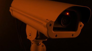 Sokak lambasındaki duvardaki CCTV kamerasından geçiyoruz.