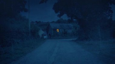 Yağmurlu bir akşamda Kırsal Bina 'ya Uç