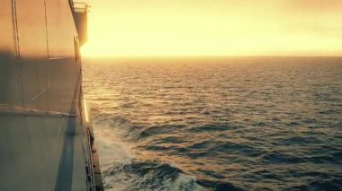 Yolculuk Konsepti - Günbatımında Gemide Seyahat