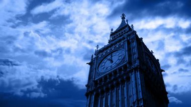 Gece vakti Big Ben 'in arkasında şimşek çakıyor.
