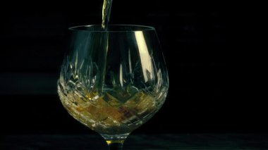 Bir bardak viski dolduruldu.