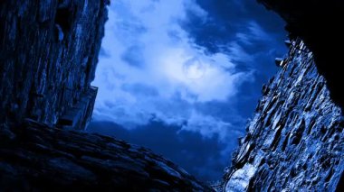 Geceleri Eski Bina Duvarları 'nın üzerinde şimşekler çakar