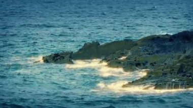Deniz dalgaları kayalarda kırılıyor.