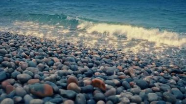 Sahil Kıyısı Gün batımında Süzülen Dalgalarla