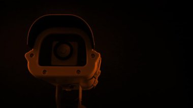 Sokak lambasında CCTV kamerasının önünden geçmek