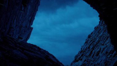 Karanlıktaki Eski Bina Duvarlarına Yağmur yağar