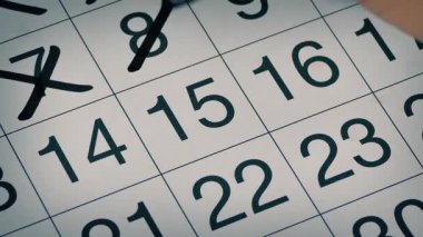 Takvimdeki Günlerin Üstünden Geçiliyor