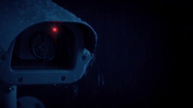 Alarm ışıkları yanıp sönen yağmurlu CCTV kamerası